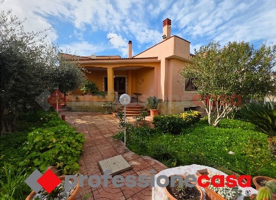 Foto Villa unifamiliare in Via Baldassarre Peruzzi 14, Taranto di 140 m²
