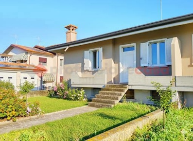 Foto Villa bifamiliare a Ronco all'Adige Centro di 240 m² con 7 locali