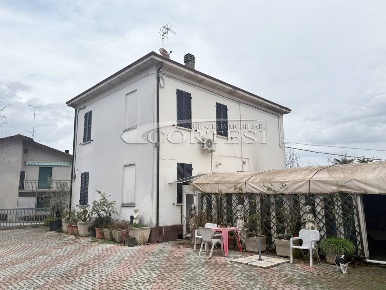 Foto Casa indipendente a Mondavio di 205 m² con 7 locali in vendita