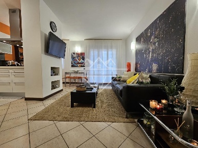 Foto Appartamento a Carrara Avenza di 100 m² con 5 locali in vendita