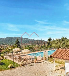 Foto Villa unifamiliare a Camaiore Camaiore Paese di 600 m² con 13 locali