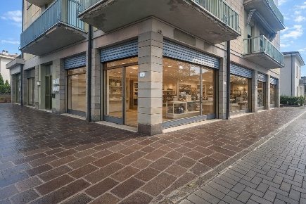 Foto Locale commerciale a Castelfranco di Sotto Centro di 103 m² in vendita