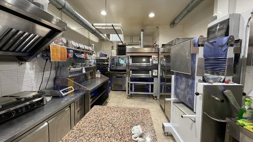 Foto Attività commerciale in Viale Danimarca, Pomezia di 80 m² con 3 locali