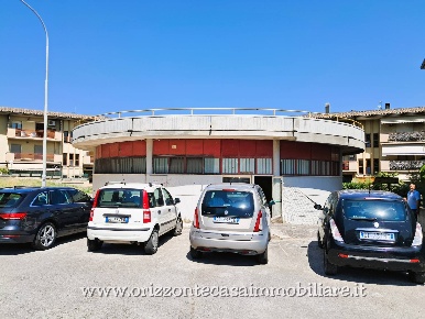Foto Locale commerciale a Maltignano Caselle di 378 m² con 6 locali