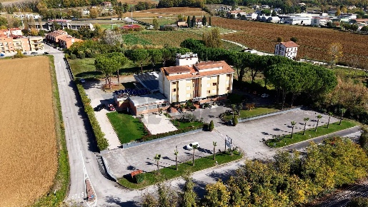 Foto Hotel in Via Tiberina 3 Bis, Umbertide di 3522 m² in vendita