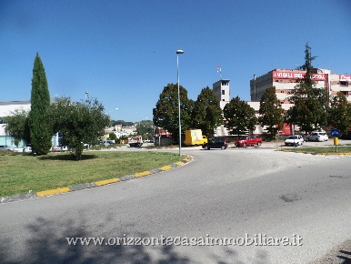 Foto Locale commerciale a Ascoli Piceno di 900 m² in vendita