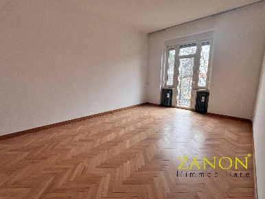 Foto Ufficio in Via Vittorio Veneto, Gorizia Centro di 150 m² con 6 locali