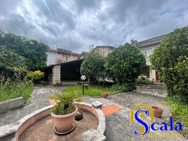 Foto Casa indipendente in VIA MARCHESE, Pastorano di 260 m² con 10 locali