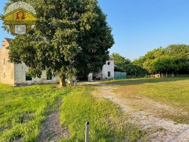 Foto Rustico a Villorba di 610 m² con 5 locali in vendita