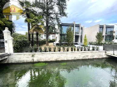 Foto Villa unifamiliare a Treviso di 220 m² con 5 locali in vendita