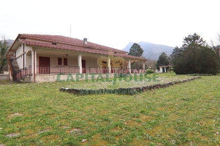 Foto Casa indipendente a Rocca d'Evandro di 285 m² con 7 locali in vendita