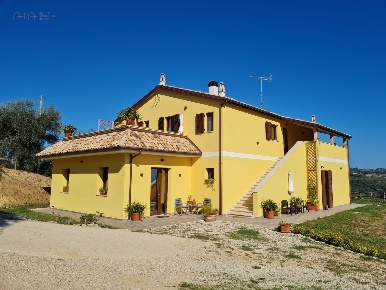 Foto Rustico in Contrada San Michele 17, Ripatransone di 380 m² in vendita