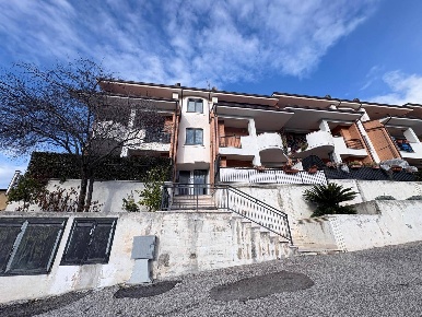 Foto Appartamento in Viale Tivoli, Palombara Sabina Centro di 90 m²