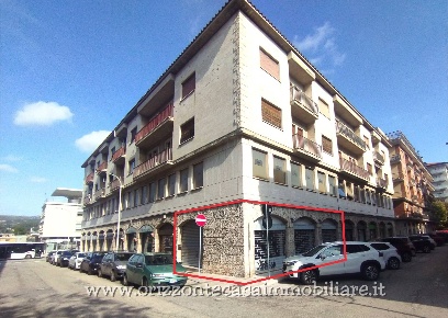Foto Locale commerciale a Ascoli Piceno di 120 m² con 3 locali in vendita