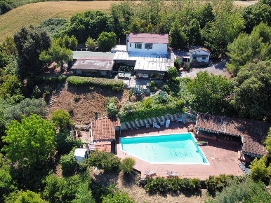 Foto Rustico in C.da San Giovanni snc, Colonnella di 385 m² con 12 locali