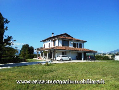 Foto Villa unifamiliare a Appignano del Tronto di 292 m² con 14 locali