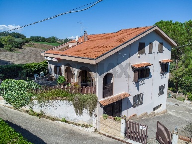 Foto Villa unifamiliare a Pianella di 473 m² con 8 locali in vendita