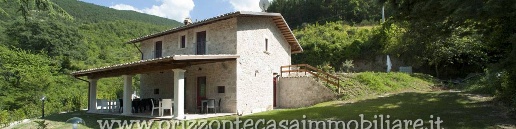 Foto Villa unifamiliare a Ascoli Piceno di 250 m² con 8 locali in vendita