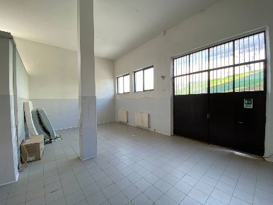 Foto Locale commerciale a Porto San Giorgio di 170 m² con 4 locali