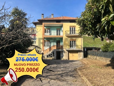 Foto Casa indipendente in VIA LAVIZZARI 12, Rodero di 220 m² con 10 locali