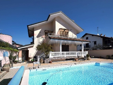 Foto Villa unifamiliare a Sedriano Centro di 320 m² con 11 locali