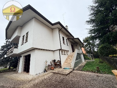 Foto Villa unifamiliare a Treviso di 300 m² con 8 locali in vendita