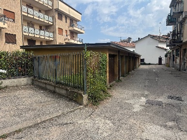 Foto Posti auto in via san mauro 56, Parabiago Centro di 14 m² con 1 locali