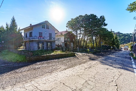 Foto Villa unifamiliare in Via Etnea 172, Nicolosi di 220 m² con 5 locali