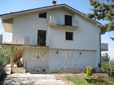 Foto Casa indipendente a Ancarano di 400 m² con 10 locali in vendita