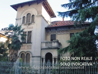 Foto Villa unifamiliare in VIALE INDIPENDENZA, Ascoli Piceno di 700 m²