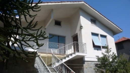 Foto Villa bifamiliare a Sassello di 200 m² con 10 locali in vendita