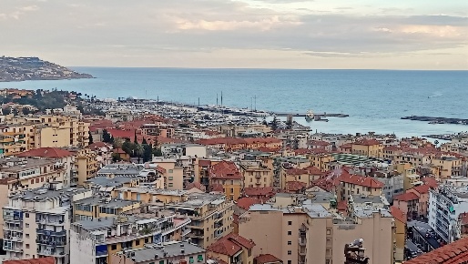 Foto Appartamento a Sanremo Borgo di 92 m² con 5 locali in vendita