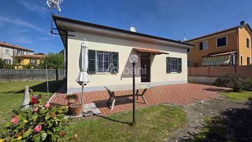 Foto Villa singola a Arcola Centro di 100 m² con 4 locali in vendita