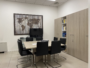 Foto Ufficio in Via Plinio 1, Grandate Centro di 400 m² con 7 locali