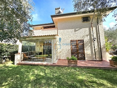 Foto Villa unifamiliare in Viale Stazione 104, Massa Centro di 270 m²