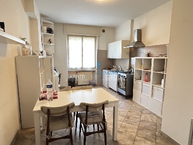 Foto Appartamento in Viale puccini 6, Massa Centro di 100 m² con 4 locali