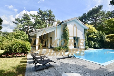 Foto Villa unifamiliare a Ranco di 470 m² con 16 locali in vendita