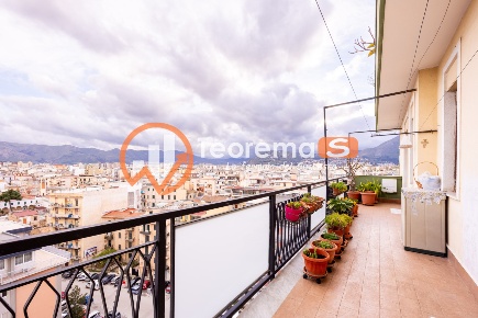 Foto Appartamento in Via Serradifalco, Palermo Malaspina di 210 m²