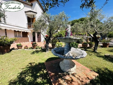 Foto Villa unifamiliare a Fosdinovo di 250 m² con 9 locali in vendita