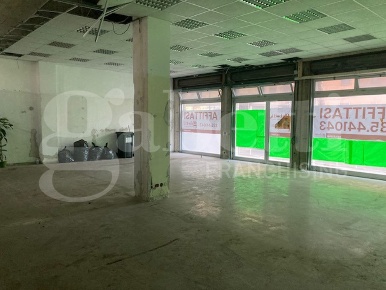 Foto Negozio in Viale Aldo Moro 89, Brindisi Commenda di 200 m² in affitto