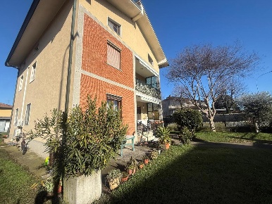 Foto Villa bifamiliare in Via COMEZZANO 27, Castelcovati di 400 m²