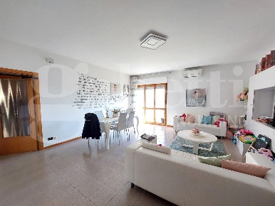 Foto Appartamento in Via D'Aristotile 4, Corropoli di 140 m² con 4 locali