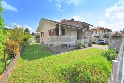 Foto Villa singola in buonarroti, Inveruno Centro di 230 m² con 6 locali