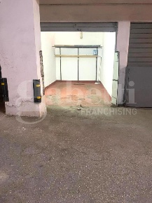 Foto Box in ernesto pascal, Napoli Secondigliano di 10 m² con 1 locali