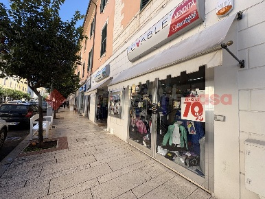 Foto Negozio in Via ROMA 54, Terracina Centro di 505 m² con 3 locali
