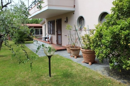 Foto Villa bifamiliare a Massa Marina di Massa Centro di 140 m² in vendita