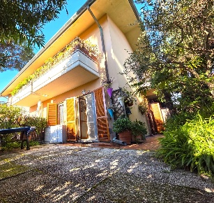 Foto Villa a schiera a Massa Marina di Massa Centro di 70 m² con 3 locali