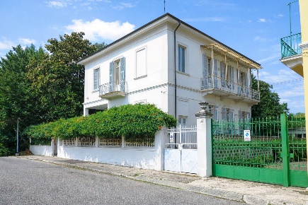 Foto Villa unifamiliare a Alessandria Cristo di 331 m² con 12 locali