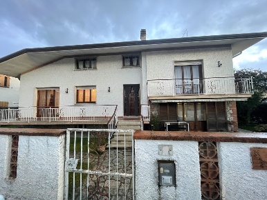 Foto Villa unifamiliare in Via del Castagno 3, Pietrasanta di 217 m²
