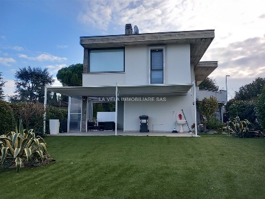 Foto Villa a schiera a Desenzano del Garda Rivoltella di 240 m² in vendita